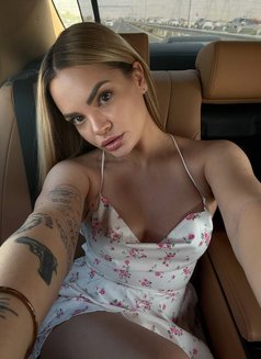 Karina - puta in Dubai Photo 1 of 8