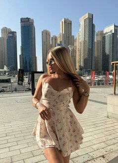 Karina - puta in Dubai Photo 2 of 8