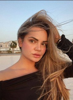 Karina - puta in Dubai Photo 5 of 8