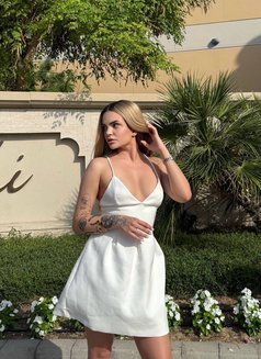 Karina - puta in Dubai Photo 7 of 8
