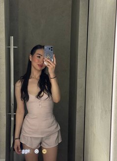 Karina - puta in Al Manama Photo 1 of 5