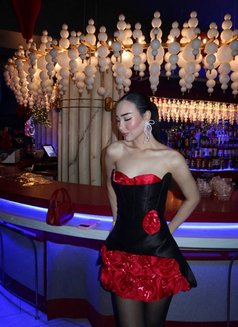 Karina - puta in Al Manama Photo 2 of 5