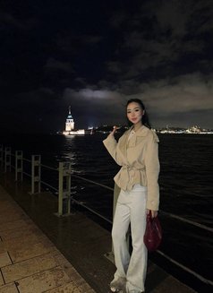 Karina - puta in Al Manama Photo 3 of 5