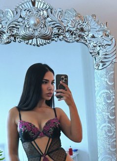 Karina - puta in Doha Photo 1 of 8