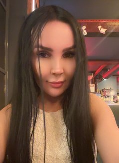 Karina - puta in Dubai Photo 1 of 1