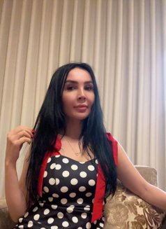 Karina - puta in Dubai Photo 2 of 3
