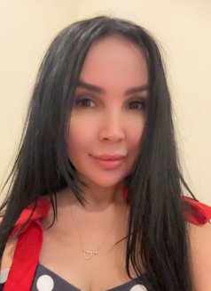 Karina - puta in Dubai Photo 3 of 3