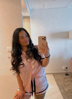 Karina Sexy Latina - puta in Dubai Photo 4 of 7