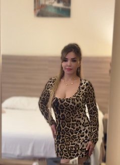 karina - puta in Muscat Photo 7 of 20