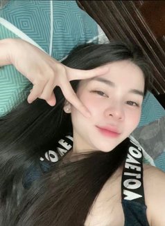 Karina - puta in Abu Dhabi Photo 7 of 8