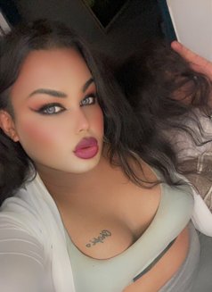 Karloina - Transsexual escort in Beirut Photo 2 of 5