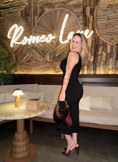 Karol - puta in Dubai Photo 4 of 8