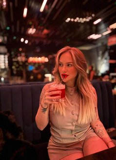 Karol - puta in Dubai Photo 6 of 8