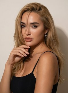 Karolina - escort in Singapore Photo 1 of 10