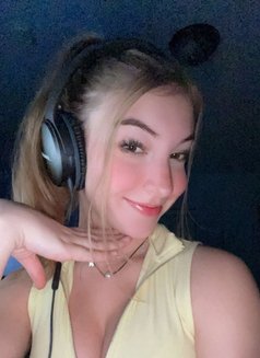 Kas Sie - escort in Salzburg Photo 2 of 3