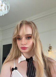 Kate - escort in Dubai Photo 8 of 9