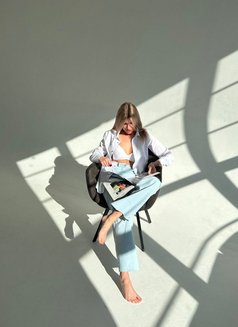 Kate - puta in Dubai Photo 2 of 9