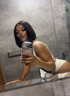 Kate - escort in Abu Dhabi Photo 2 of 7