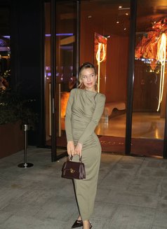 Student Kate for a Week - puta in Dubai Photo 6 of 9