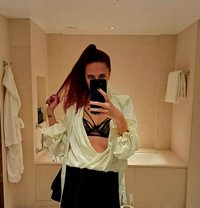 Katie Dee - puta in Osaka Photo 1 of 6