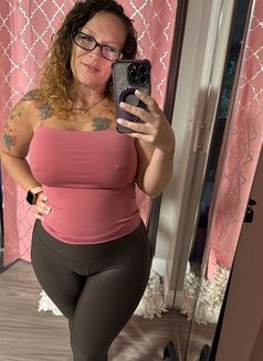 Katie Escort - puta in London Photo 2 of 6