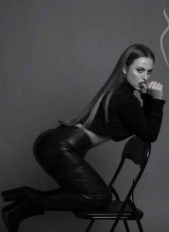 Katie - escort in Hong Kong Photo 1 of 6