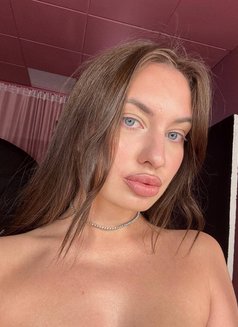 Katja - puta in Dubai Photo 1 of 6