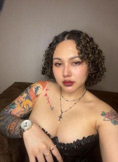 Katy - puta in Al Manama Photo 7 of 9