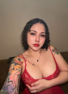 Katy - puta in Al Manama Photo 1 of 9