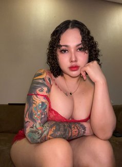 Katy - puta in Al Manama Photo 2 of 9