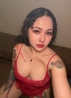 Katy - puta in Al Manama Photo 3 of 9