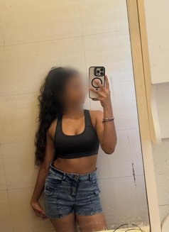 Kavini - escort in Colombo Photo 2 of 9