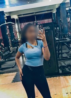 Kavini - escort in Colombo Photo 3 of 9