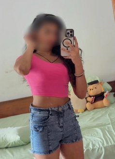 Kavini - escort in Colombo Photo 5 of 12