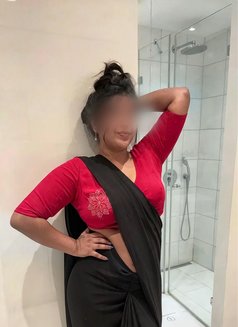 Kaviya Indian Girl Available - puta in Frankfurt Photo 2 of 3