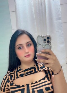 Kavya - puta in Dubai Photo 1 of 2