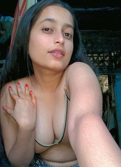 Kavya - puta in Mumbai Photo 2 of 7