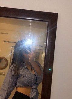 Kavya - puta in Noida Photo 3 of 5