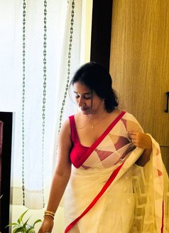 Kavya - puta in Surat Photo 3 of 3