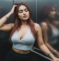 Kavya Sharma - puta in Pune