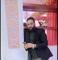 Kay - Male companion in New Delhi