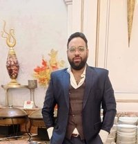 Kay - Male companion in New Delhi