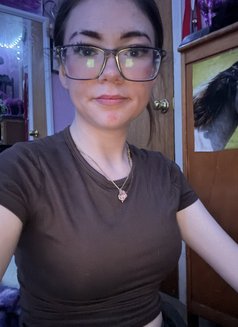 Kayla - escort in Kuwait Photo 2 of 3