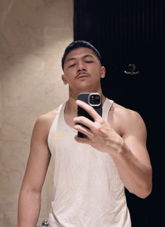 Keenan - masseur in Surabaya Photo 10 of 12