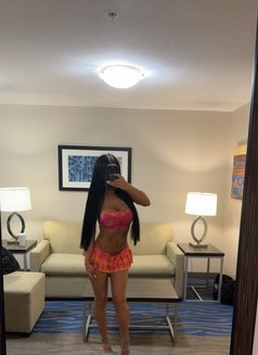 Keissy Hennessey - escort in Edmonton Photo 10 of 12