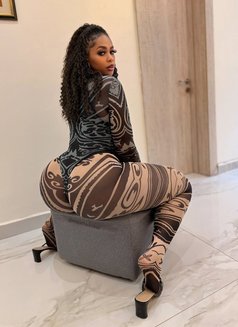 Kelly - escort in Kuwait Photo 1 of 3