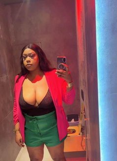 Kelly - escort in Dubai Photo 1 of 3