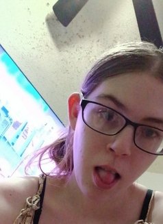 Kelly - escort in Kuwait Photo 1 of 2