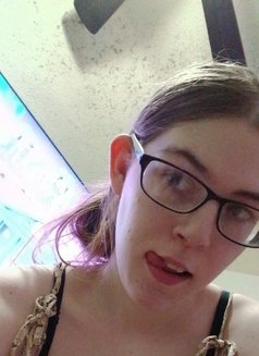 Kelly - escort in Kuwait Photo 2 of 2