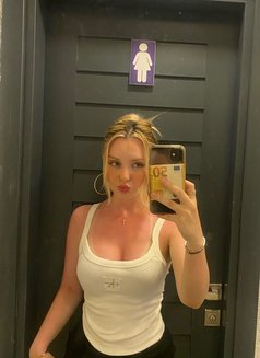 Kelly From Ukraine - puta in Riyadh Photo 1 of 5